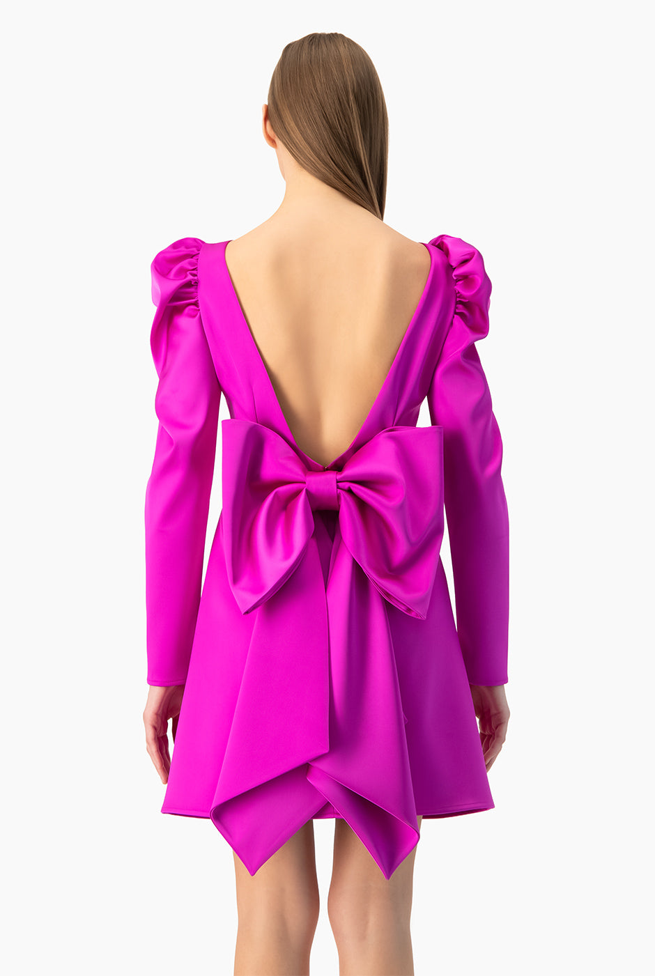 Vestido corto magenta con moño y espalda abierta