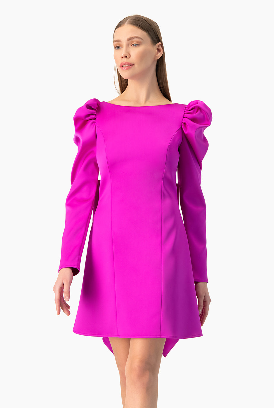 Vestido corto magenta con moño y espalda abierta