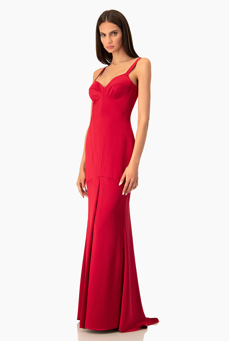 Vestido largo rojo con escote corazón y tirantes