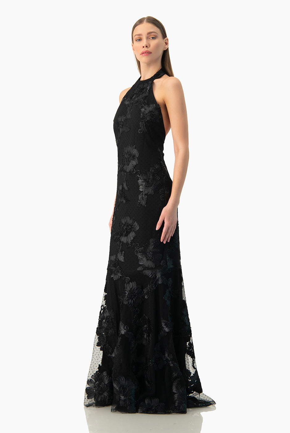 Vestido largo negro con espalda abierta y bordados florales