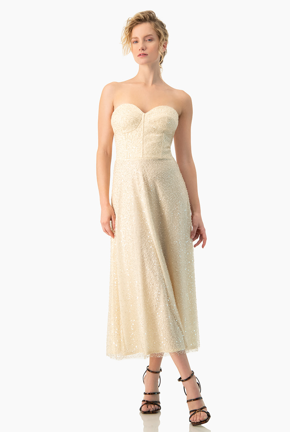 Vestido beige largo con escote corazón y lentejuelas