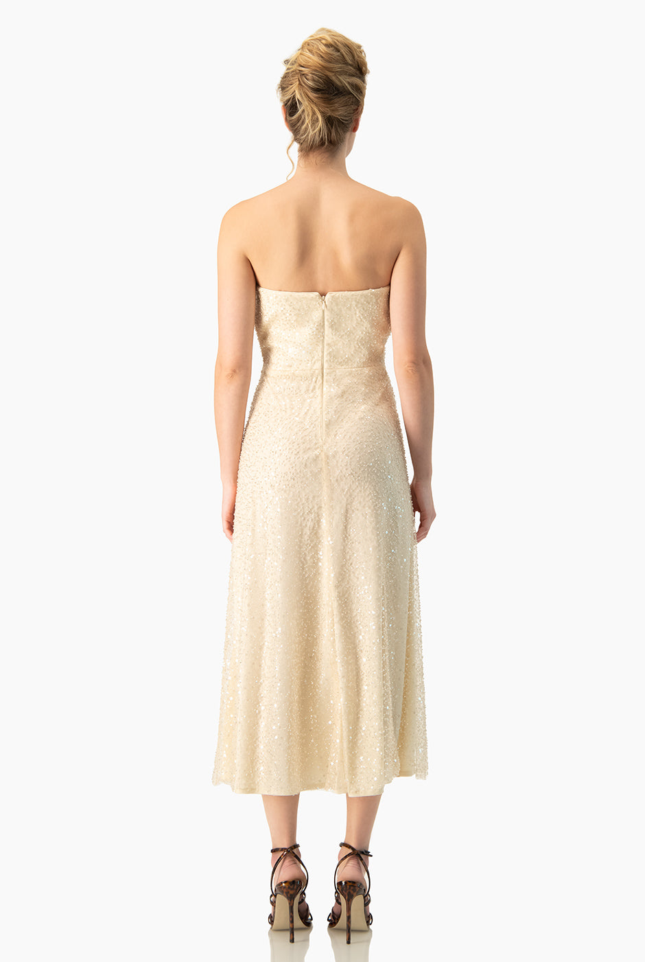 Vestido beige largo con escote corazón y lentejuelas