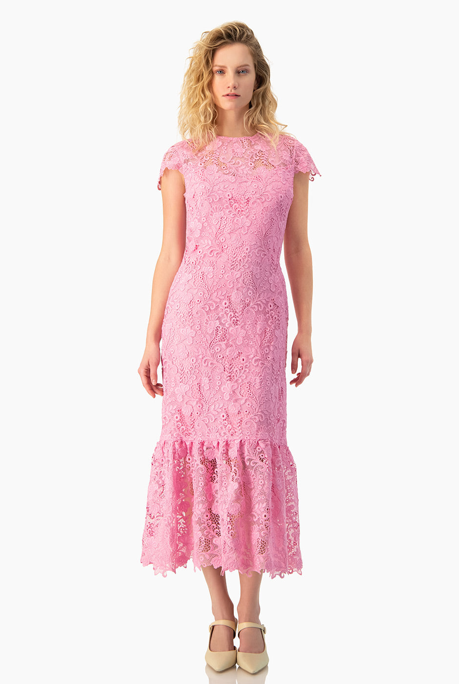Vestido largo rosa con olan y escote en la espalda