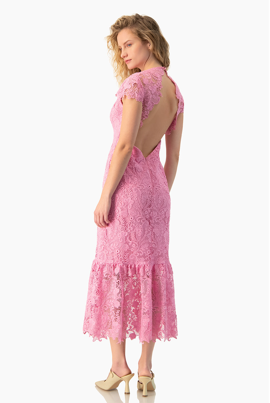 Vestido largo rosa con olan y escote en la espalda