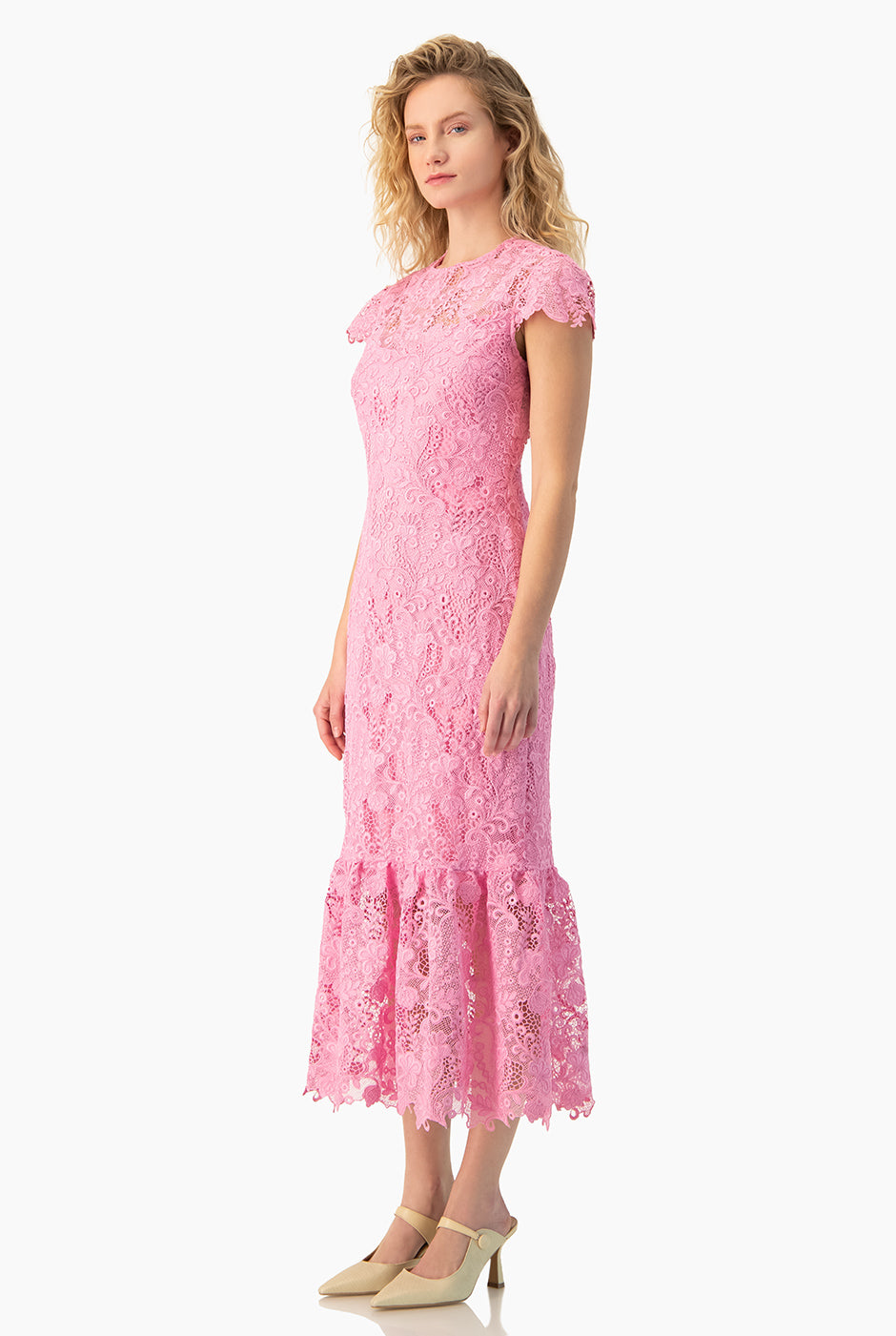 Vestido largo rosa con olan y escote en la espalda