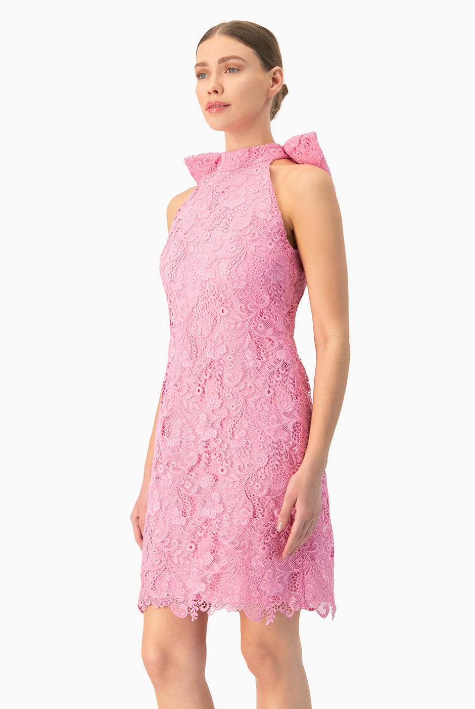 Vestido corto rosa sin mangas con moño en la espalda