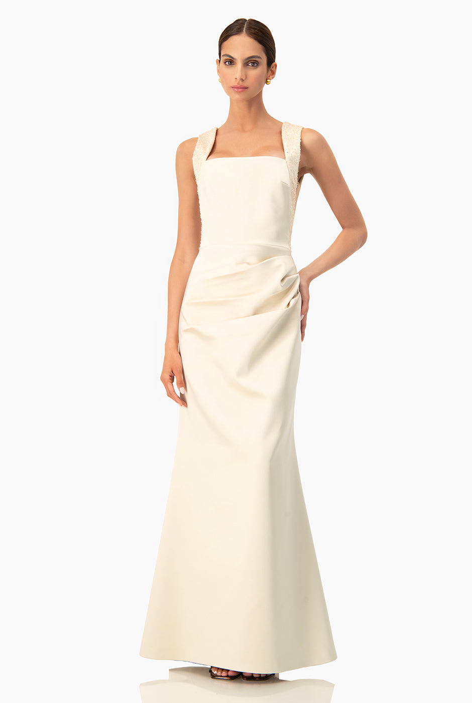 Vestido largo beige con escote cuadrado y tirantes anchos brillantes