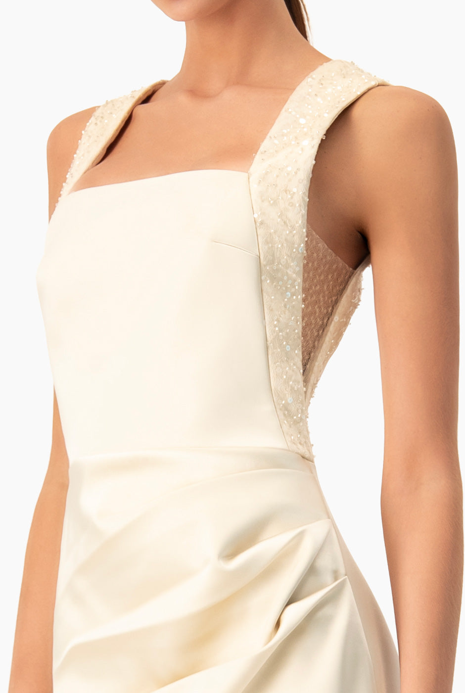 Vestido largo beige con escote cuadrado y tirantes anchos brillantes