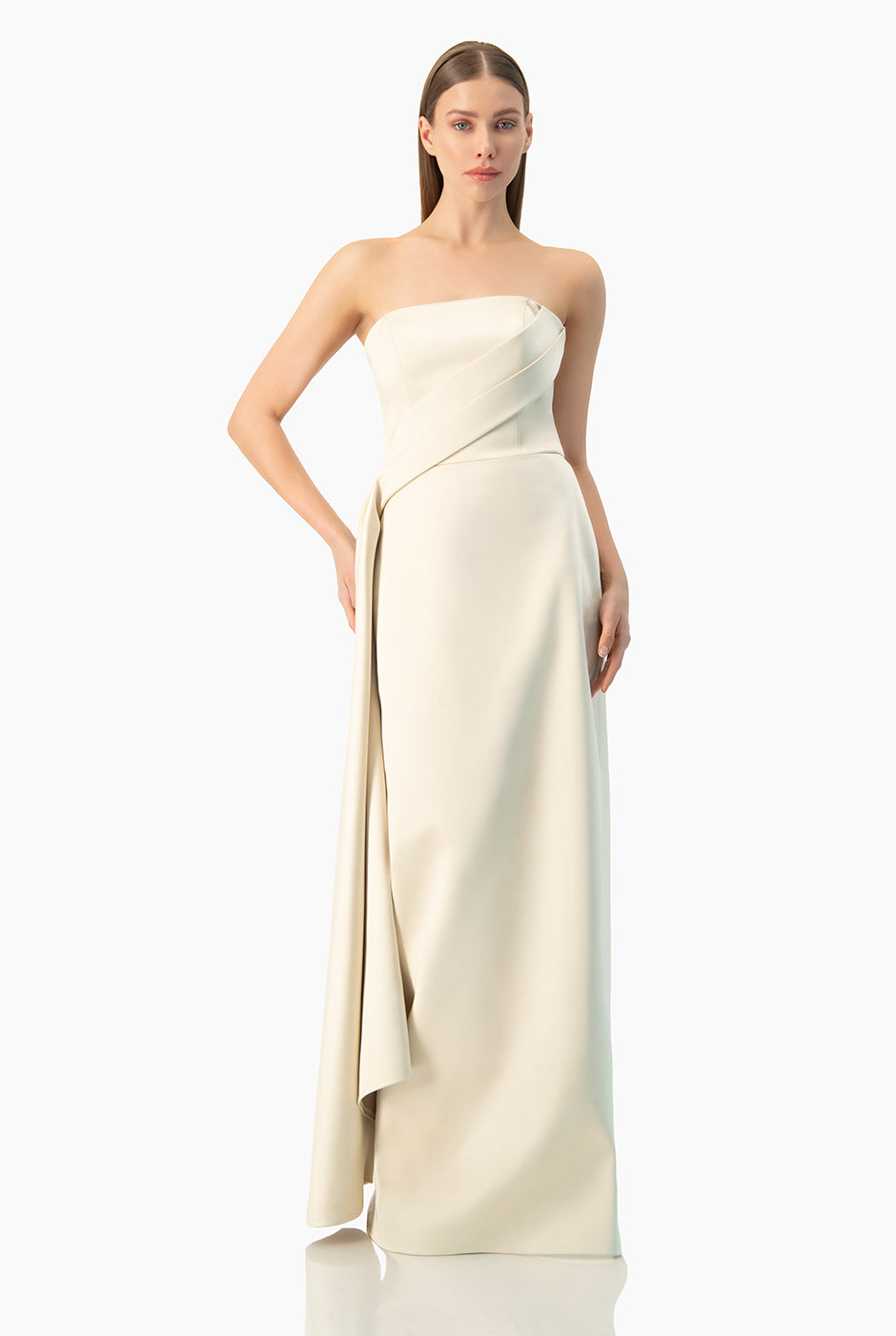 Vestido largo strapless beige con abertura trasera y detalles en costado