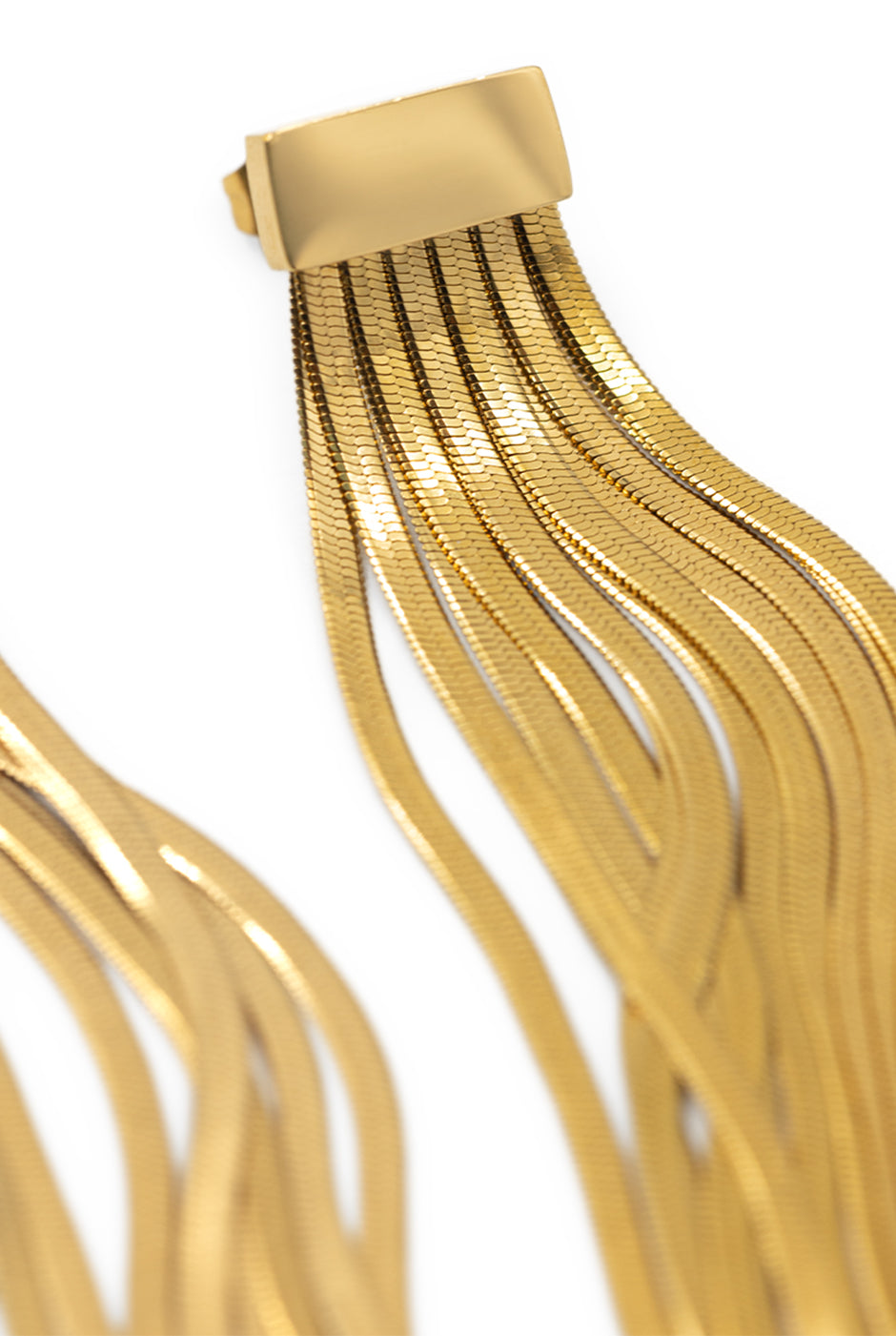 Aretes largos con cadenas doradas y flecos metálicos.