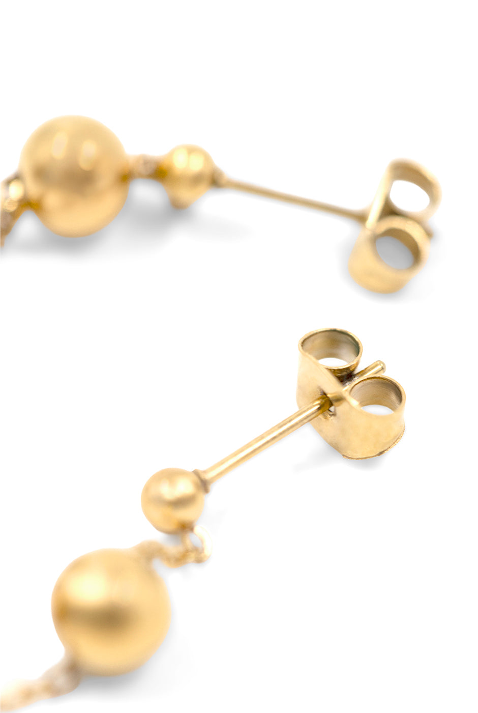 Aretes colgantes dorados con cadenas y esferas