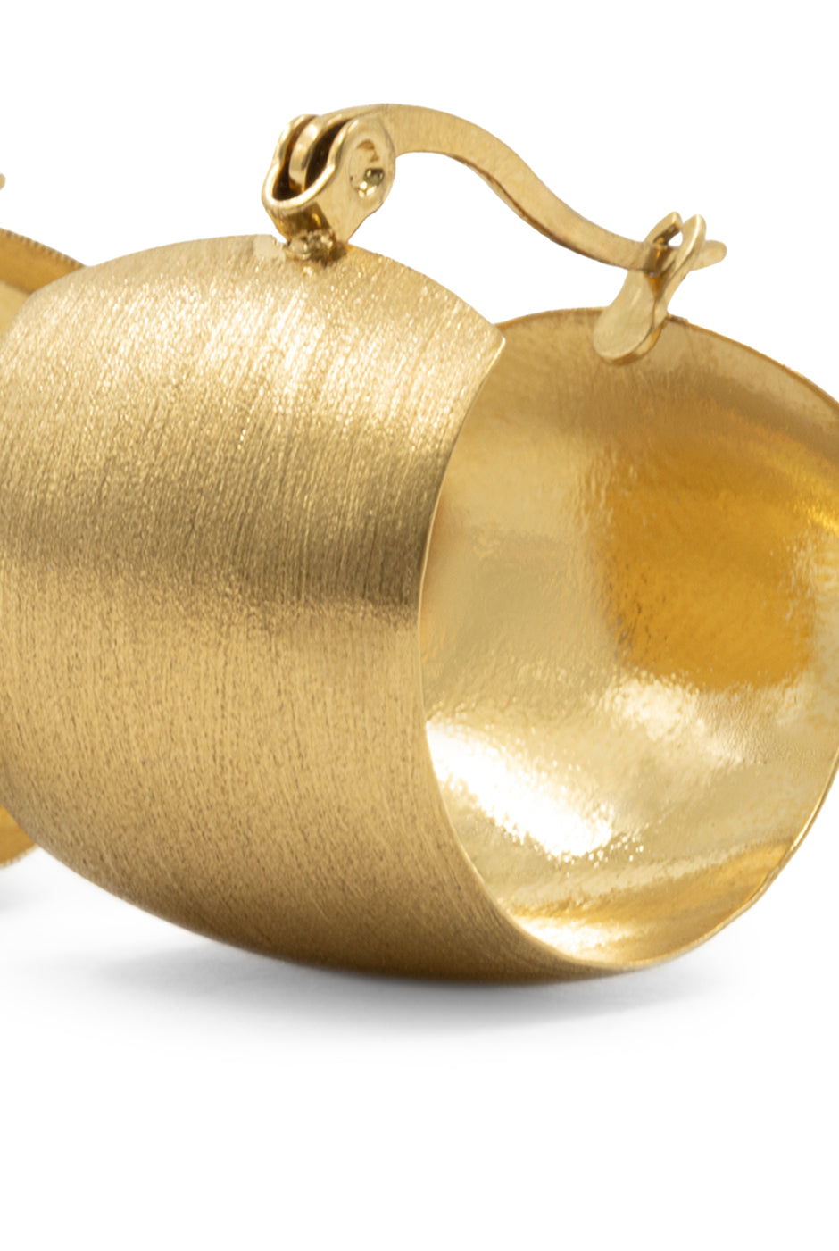 Aretes dorados de aro grueso con textura elegante