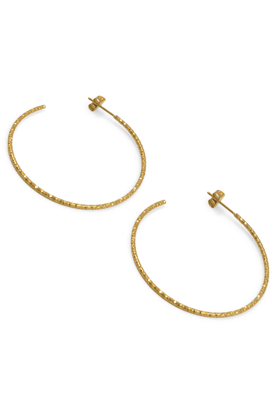 Aretes dorados con textura martillada en acero inoxidable