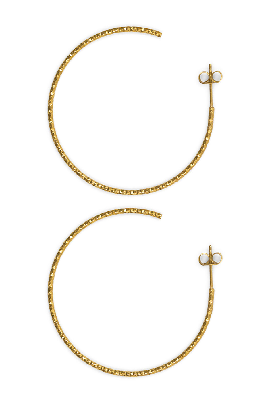 Aretes dorados con textura martillada en acero inoxidable