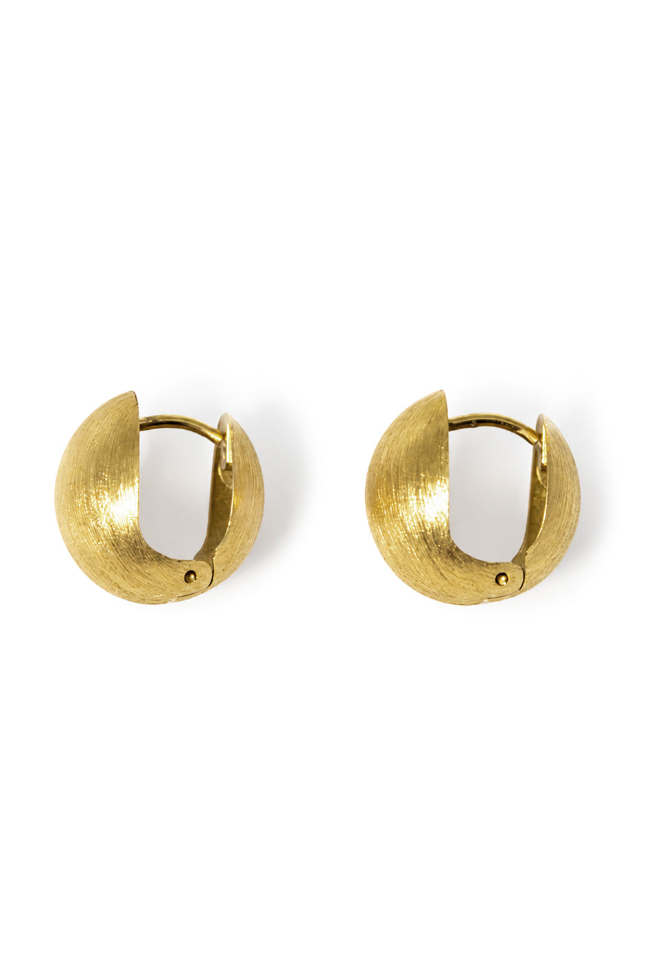 Aretes esféricos dorados con textura metálica elegante