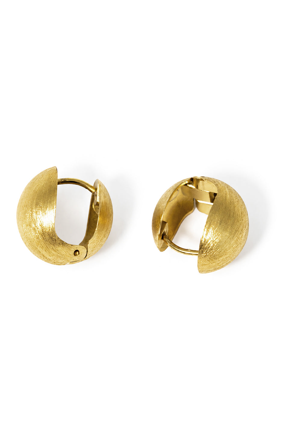 Aretes esféricos dorados con textura metálica elegante