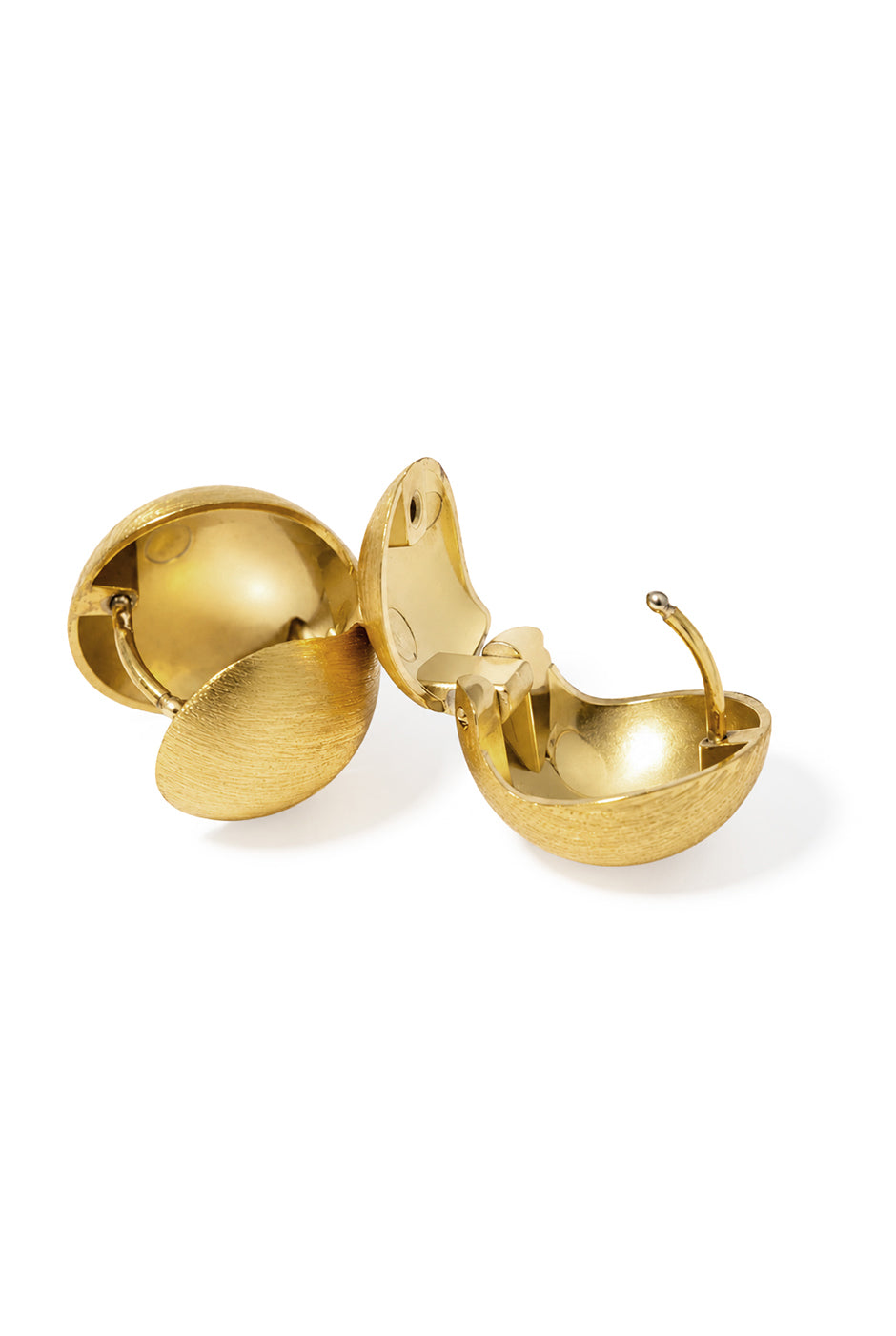 Aretes esféricos dorados con textura metálica elegante