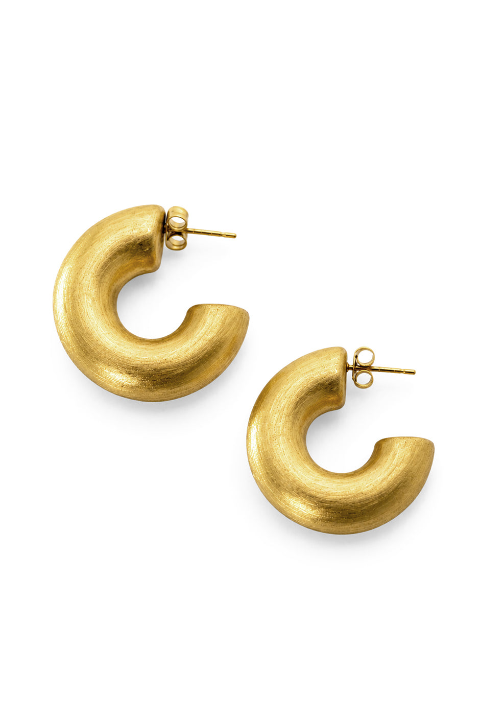 Aretes Chunky dorados con textura gruesa en forma de C.