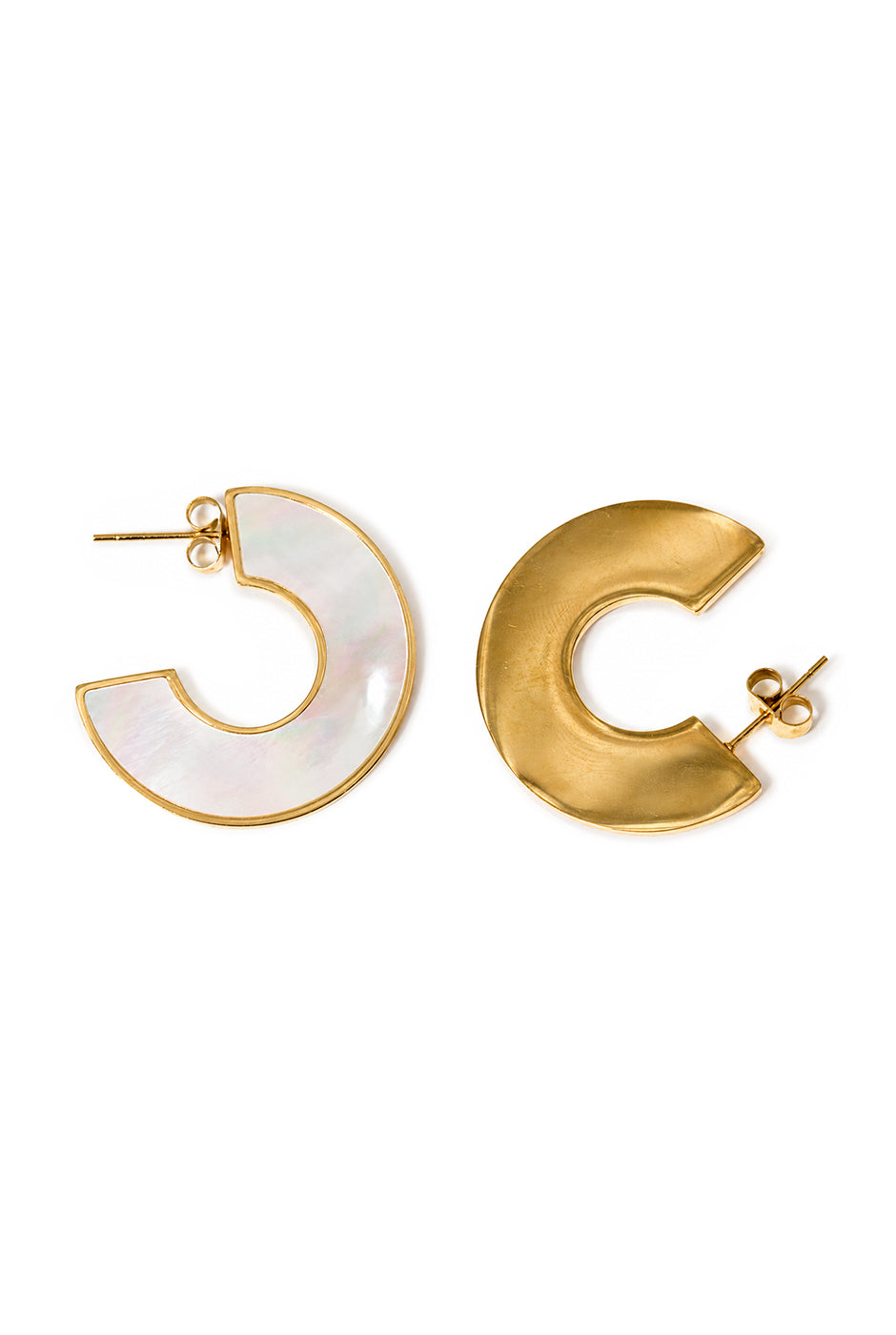 Aretes tipo arracada perlados con borde dorado