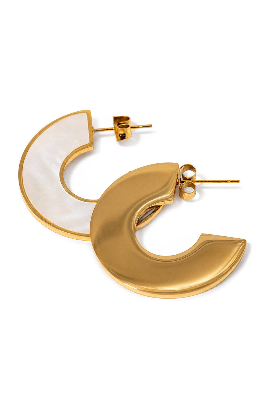 Aretes tipo arracada perlados con borde dorado