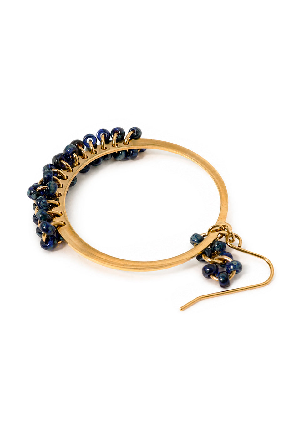 Aretes de aro dorados con cuentas azules colgantes