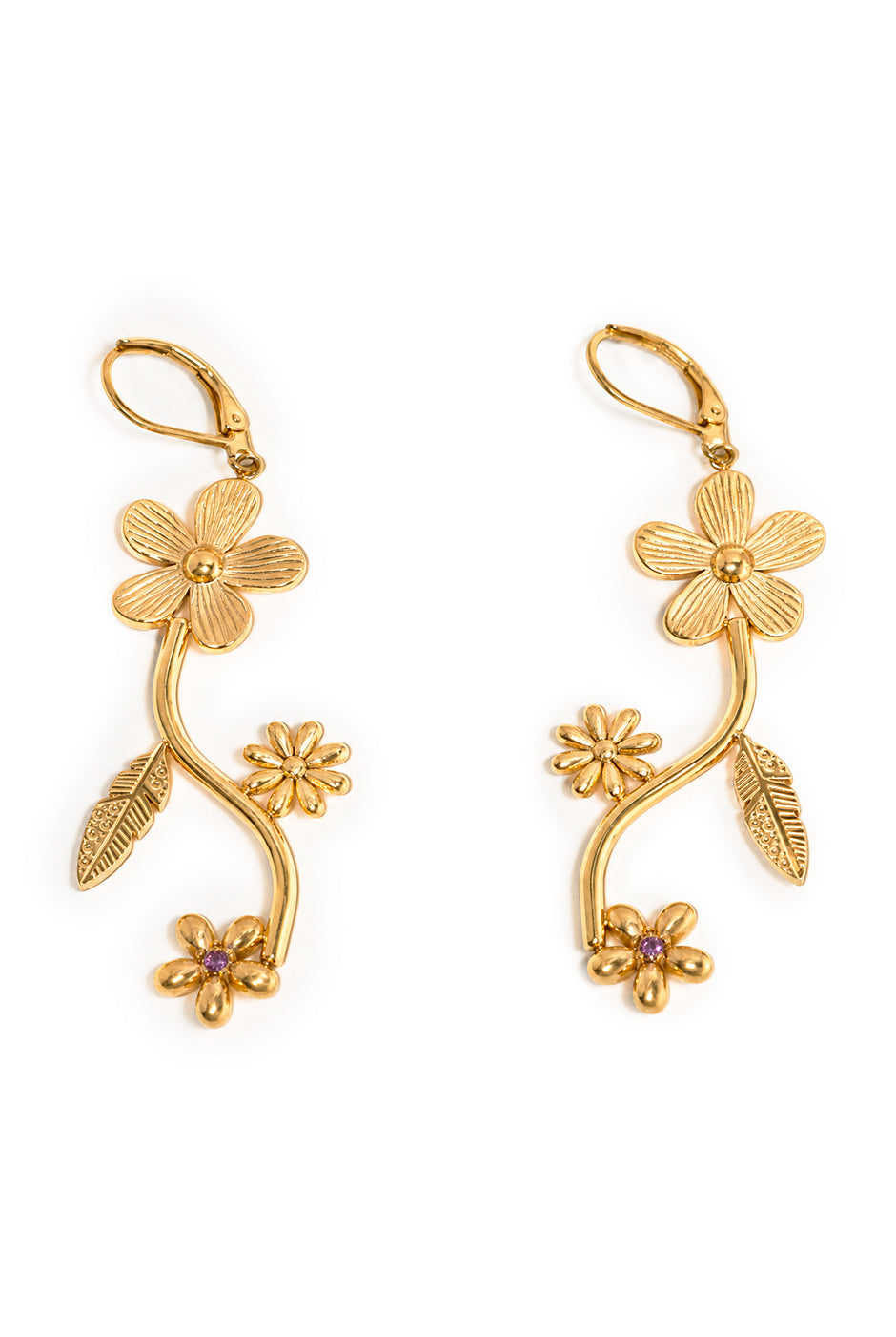 Aretes colgantes dorados con diseño floral elegante