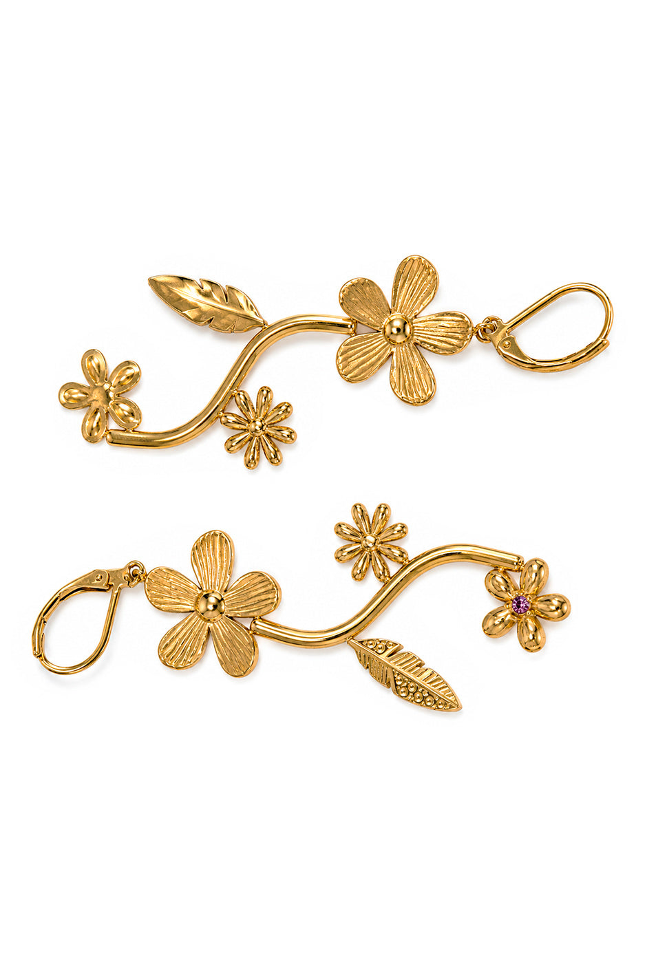 Aretes colgantes dorados con diseño floral elegante