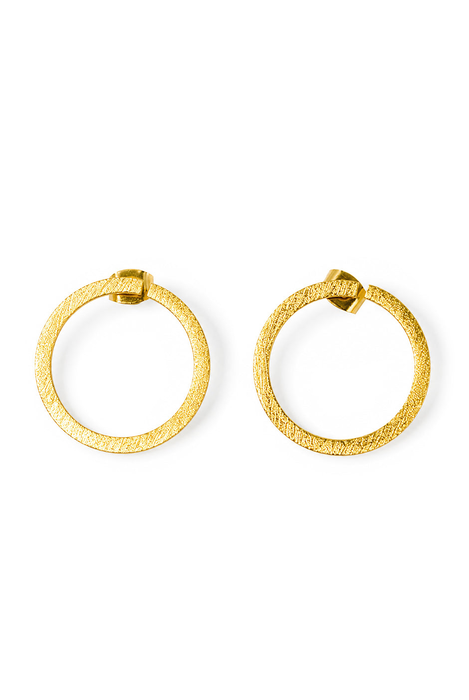 Aretes Hollow Hoop dorados con textura rugosa