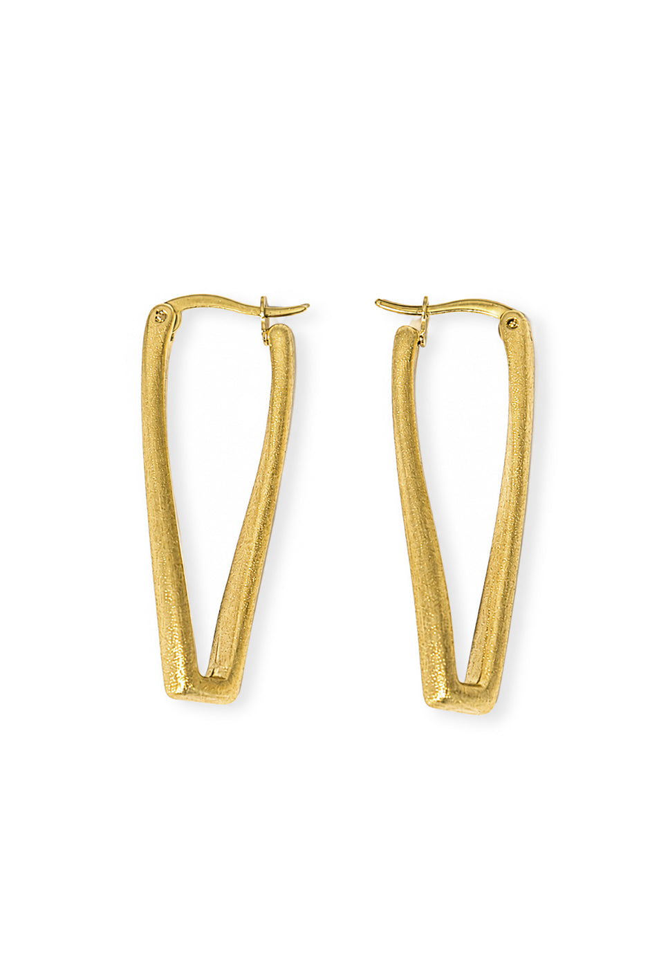 Aretes asimétricos dorados con forma triangular y textura rugosa