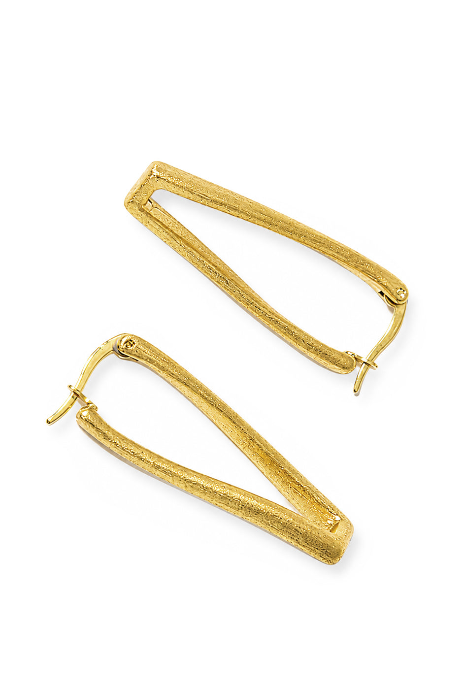 Aretes asimétricos dorados con forma triangular y textura rugosa