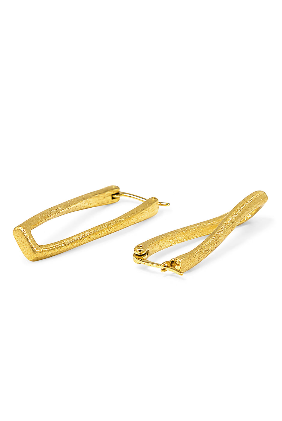 Aretes asimétricos dorados con forma triangular y textura rugosa