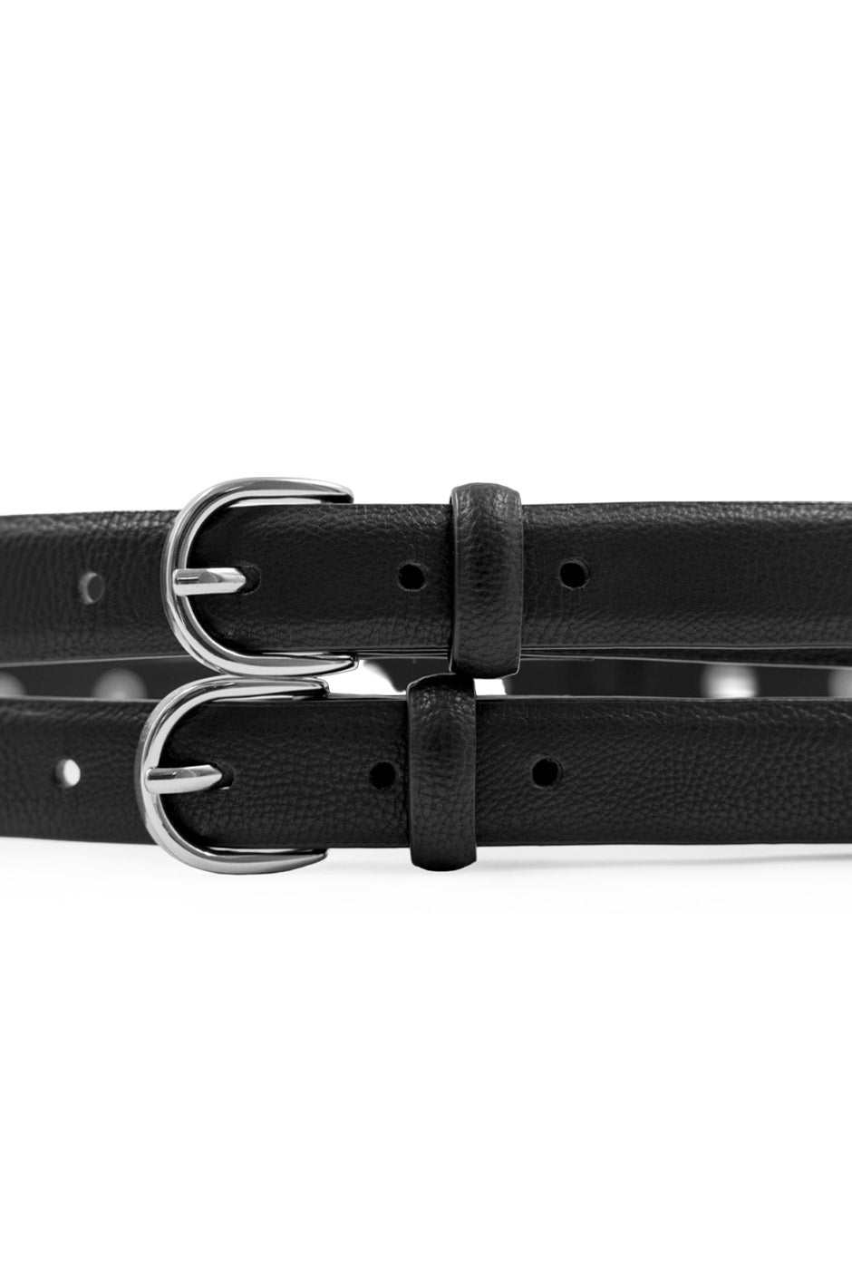 Cinturón negro con hebilla doble y tachuelas metálicas
