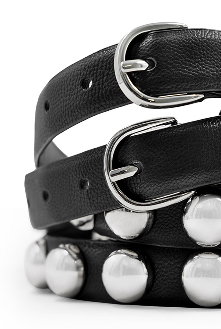 Cinturón negro con hebilla doble y tachuelas metálicas