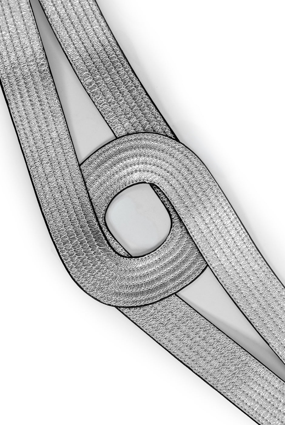 Cinturón ancho plateado con hebilla circular y textura de líneas paralelas