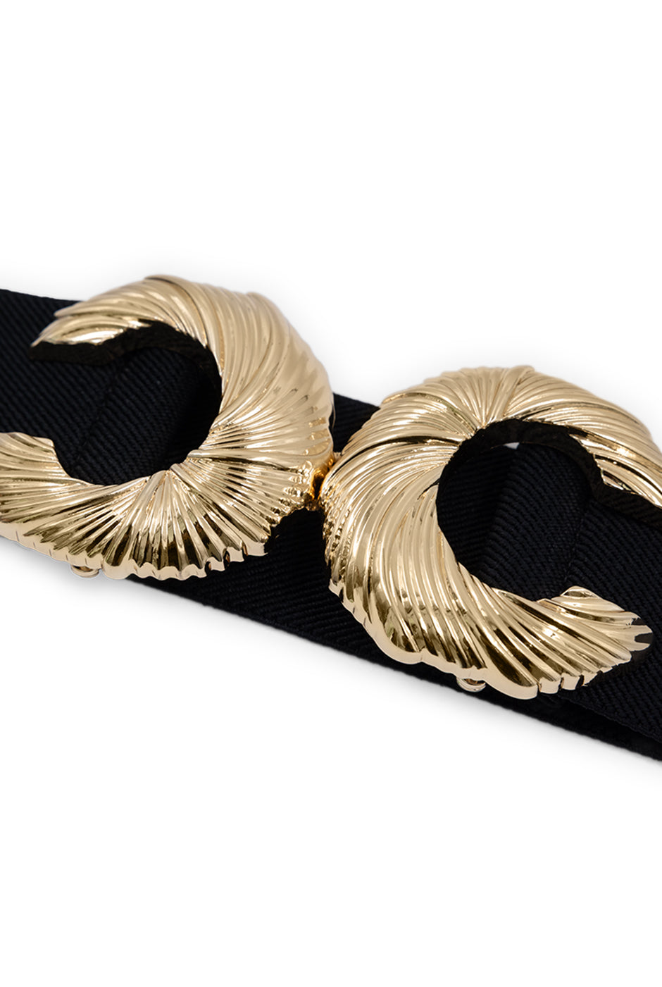 Cinturón elástico negro con hebilla dorada decorativa