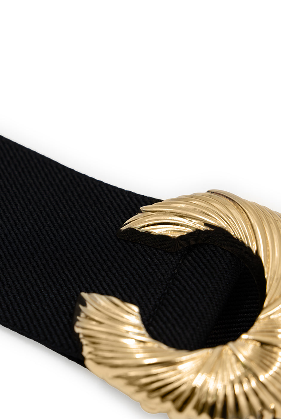 Cinturón elástico negro con hebilla dorada decorativa