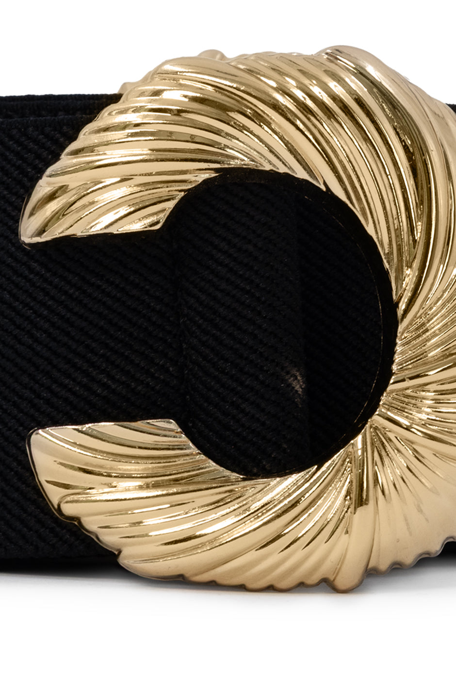 Cinturón elástico negro con hebilla dorada decorativa