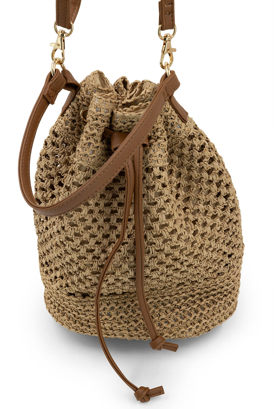 Bolsa Bucket Café en tejido calado de paja con correa ajustable