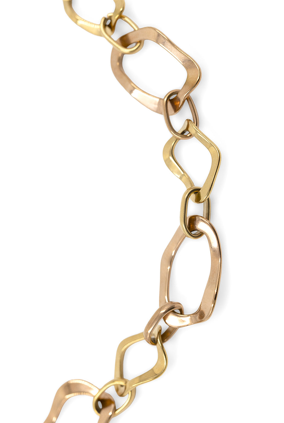 Collar de cadena dorada con eslabones irregulares y broche ajustable