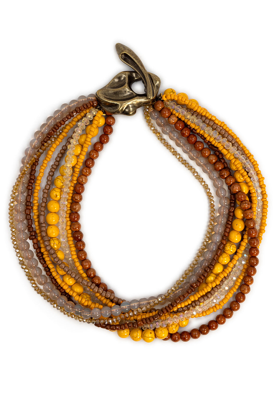 Collar de nueve capas con abalorios mostaza y broche central