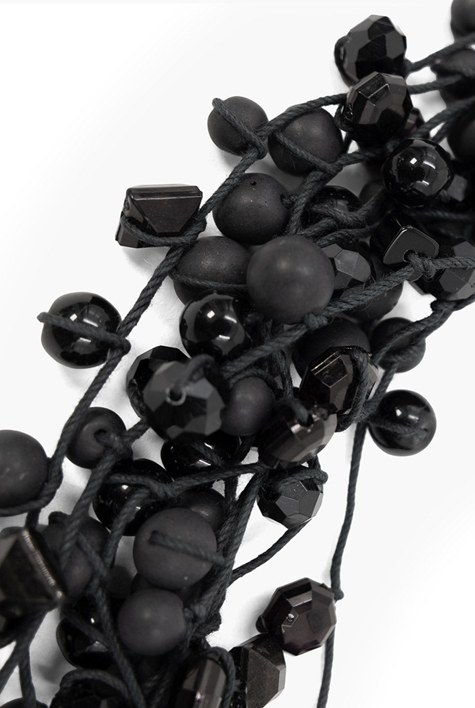 Collar negro de cuentas brillantes con cadena ajustable