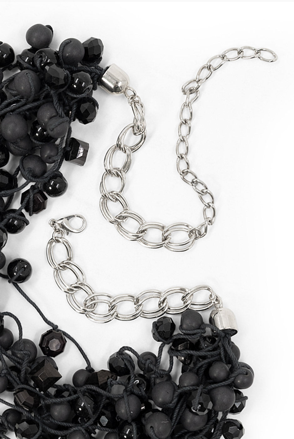 Collar negro de cuentas brillantes con cadena ajustable