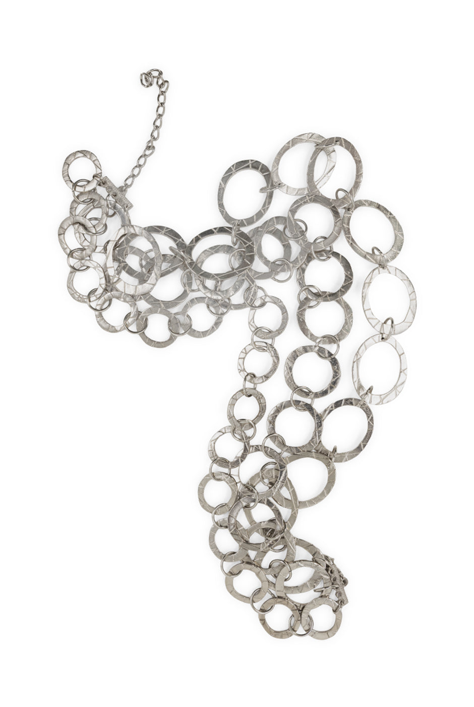 Collar de eslabones plateados en capas con broche ajustable