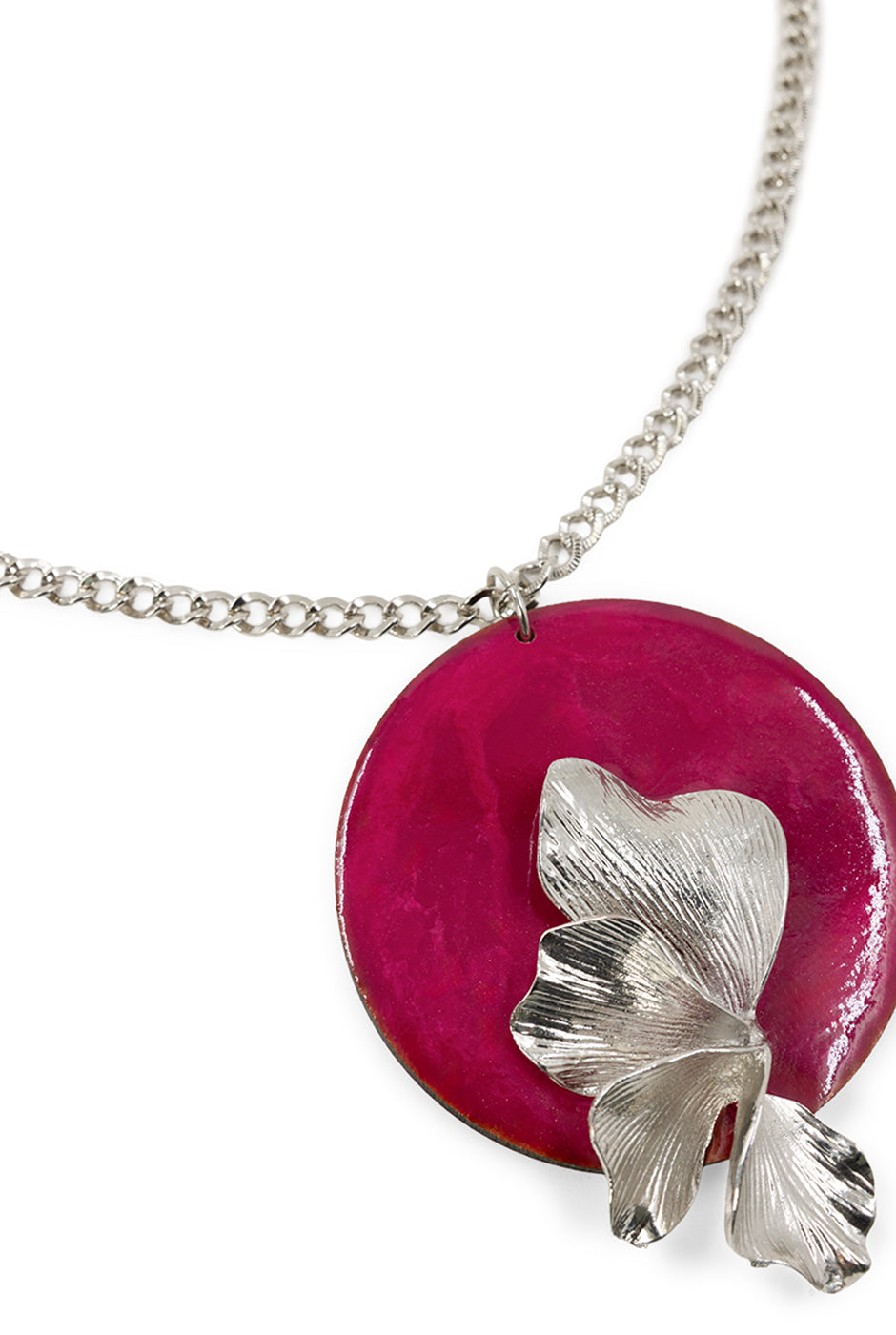 Collar cadena fucsia con medallón floral metálico
