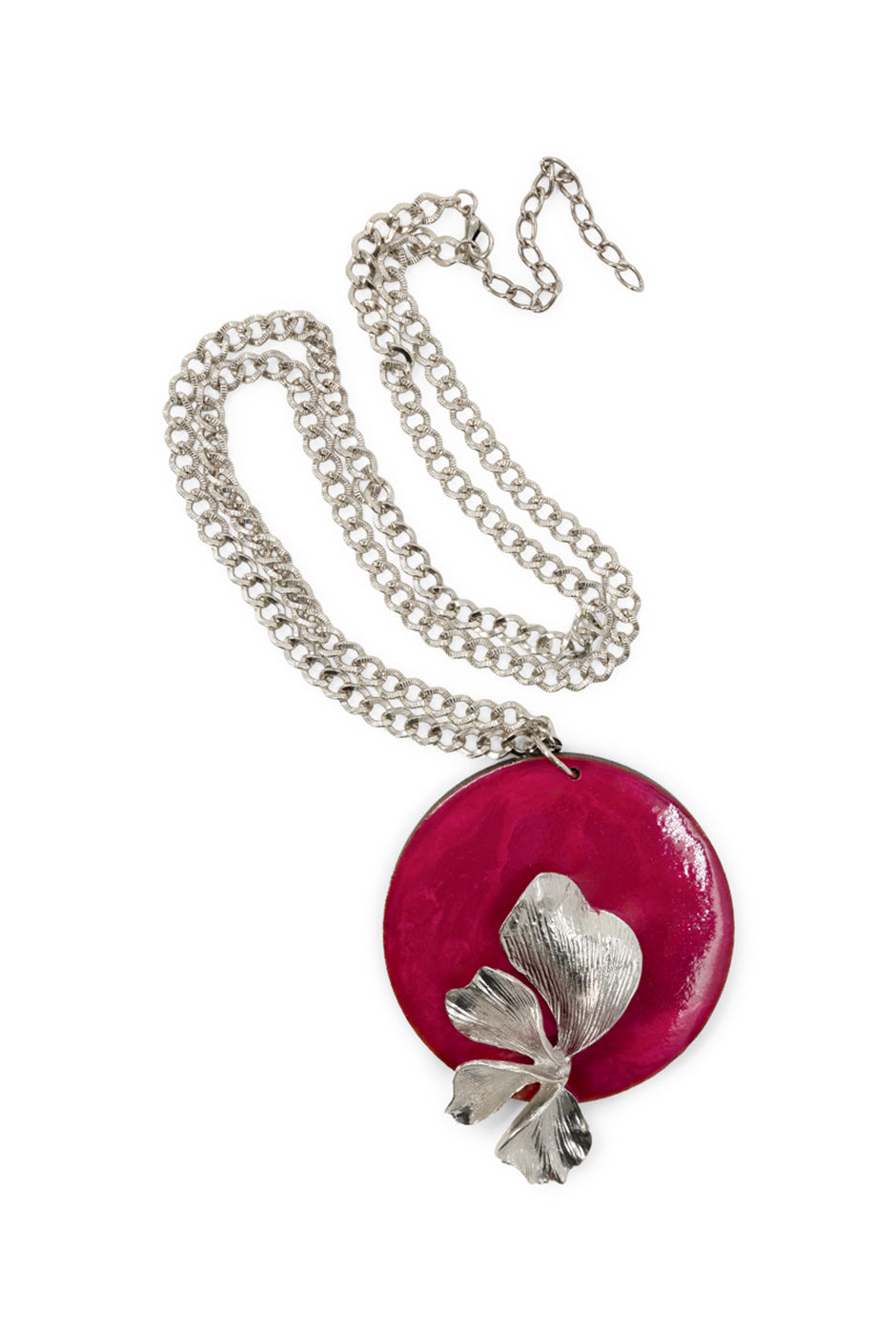Collar cadena fucsia con medallón floral metálico