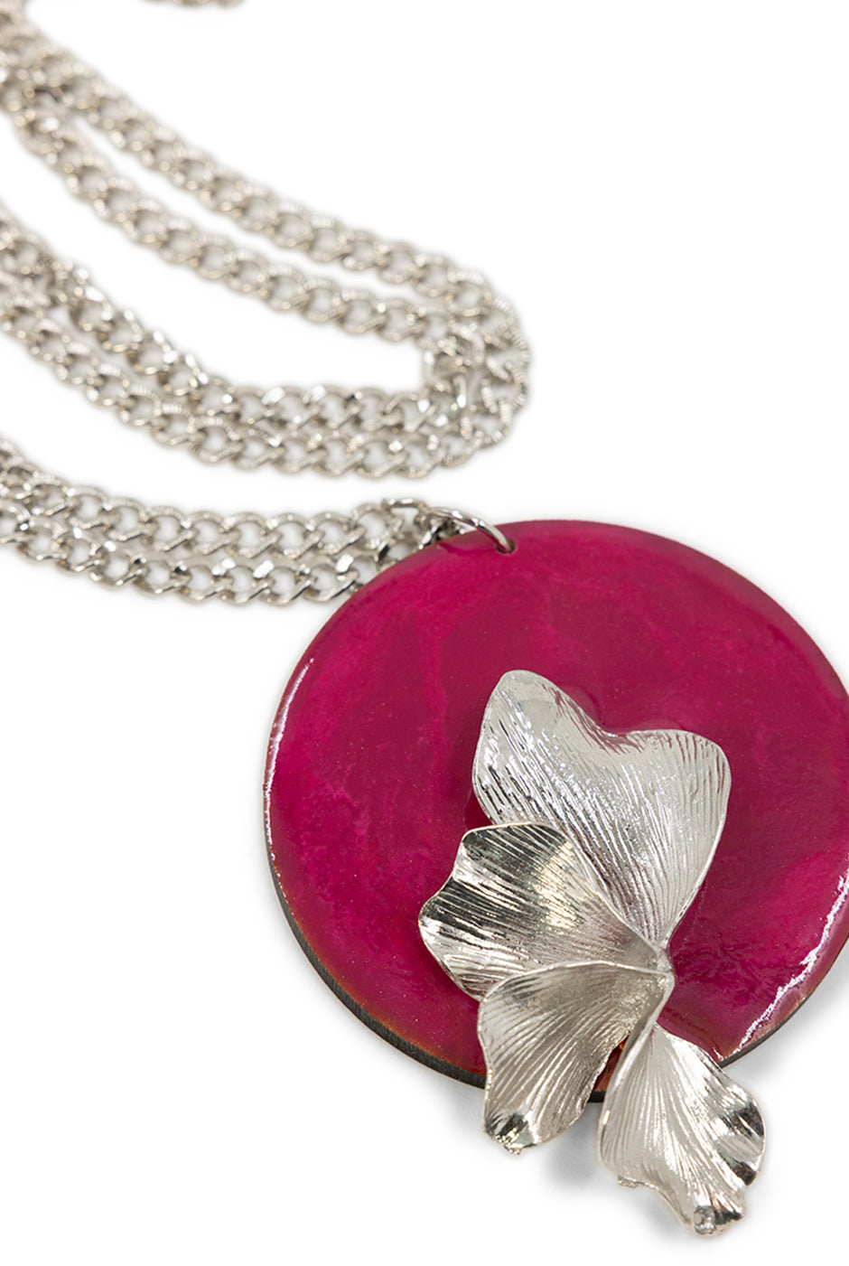 Collar cadena fucsia con medallón floral metálico