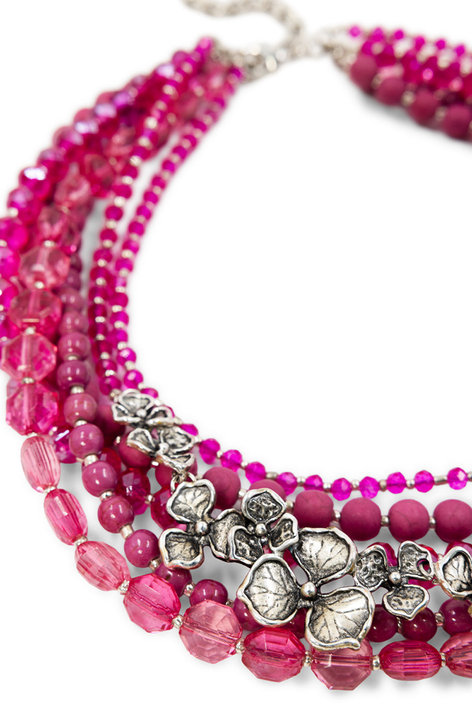 Collar de hilos con abalorios y dijes florales en fucsia