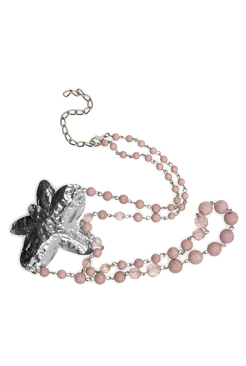 Collar con cuentas rosadas y colgante floral metálico