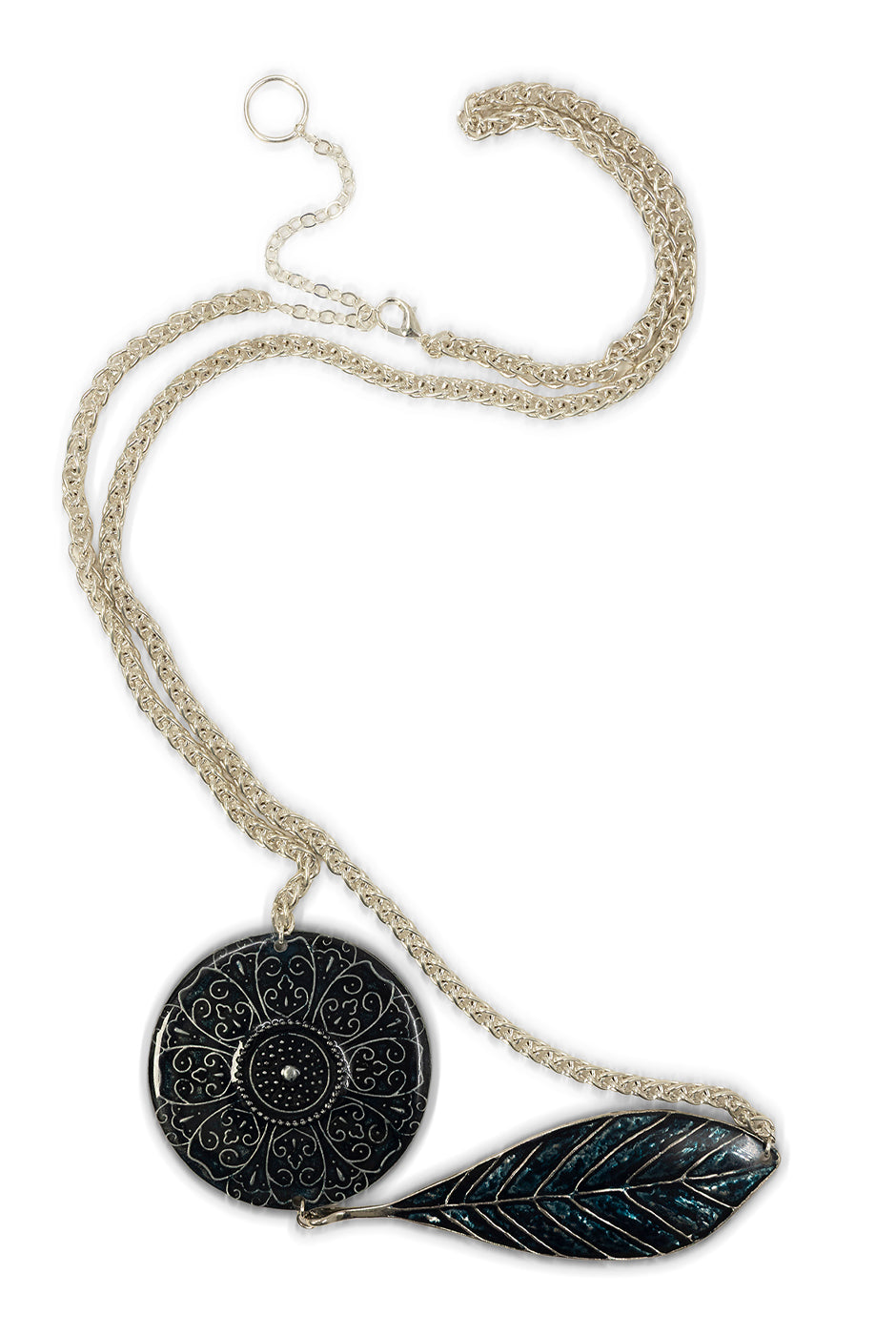 Collar Navy Charms con maxi dijes en azul obscuro y diseño floral.