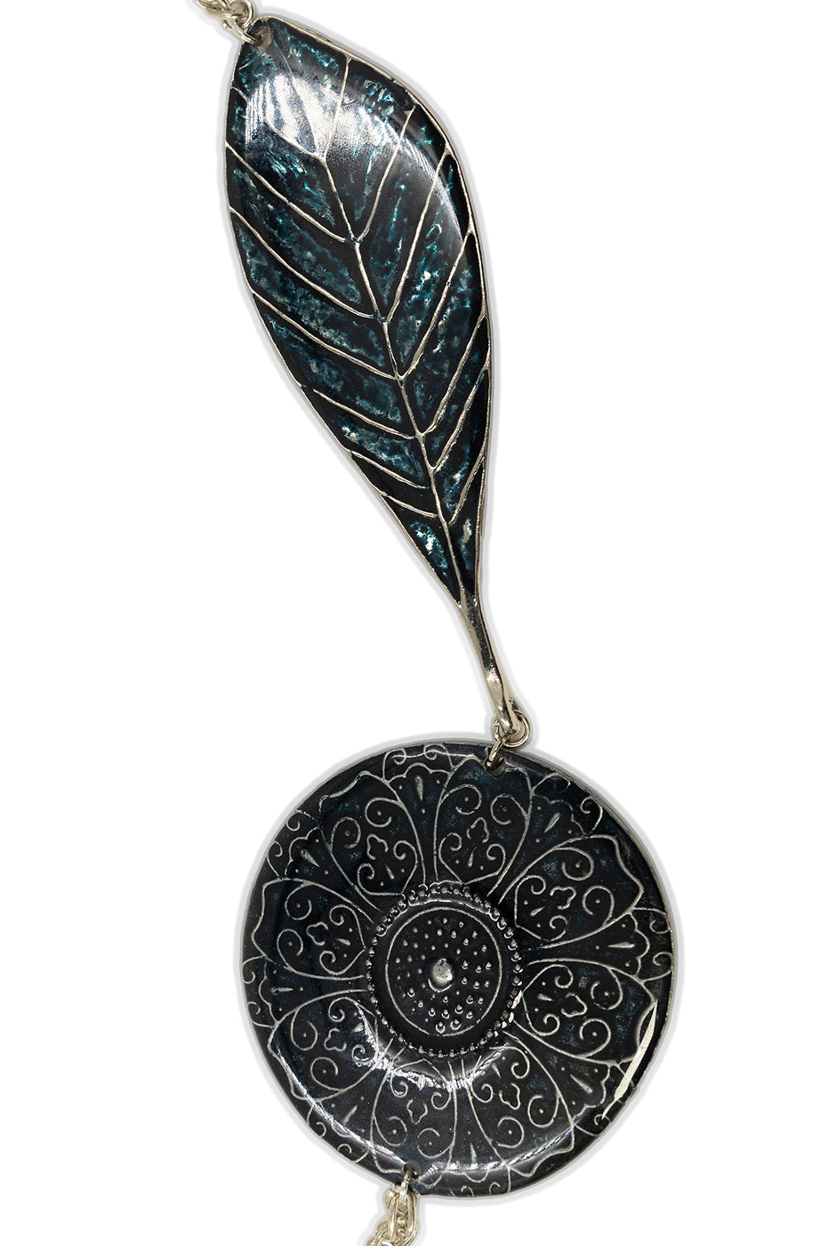 Collar Navy Charms con maxi dijes en azul obscuro y diseño floral.